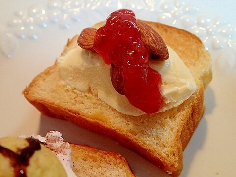 バニラアイスとアーモンドと苺ジャムのデニッシュパン